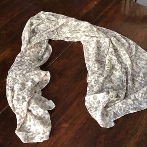 Charming Charlie Scarf NWT Women's Accessory /silver and white leaves pattern